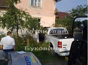 У Чернівцях джип влетів у дитячу кімнату будинку