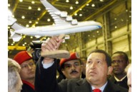 Фідель Кастро подарував Чавесу військовий джип
