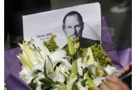 Шанувальники Apple несуть квіти й записки до магазинів у пам’ять про Стіва Джобса