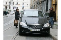 Запарковане авто заблокувало рух трамваїв через центр Львова
