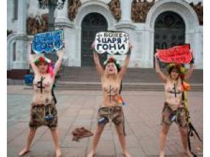 FEMENістки у Москві трусили голими цицьками перед храмом