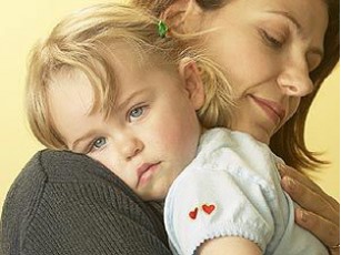 Уряд хоче «нишком» обмежити допомогу одиноким матерям — експерт