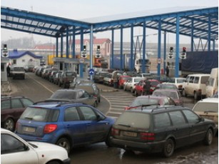 На українсько-польському кордоні утворилися черги від 60 до 80 автомобілів