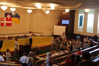 Пікетувальники з вигуками «Ганьба!» прорвались у сесійну залу Волинської облради