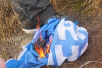У Черкасах привселюдно спалили прапор Партії регіонів