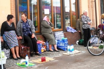 У Луцьку карають за стихійну торгівлю продуктами штрафом від 340 до 1700 гривень