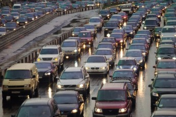 Через автодорожників у Луцьку сотні автомобілів застрягли у кілометровому заторі