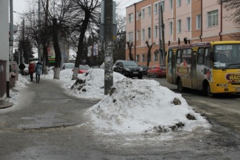 Брудні снігові гори з вулиць Луцька не прибиратимуть, бо комунальники надіються на те, що прийде літо і вони розтануть?