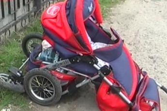 На Волині п'яний водій буса збив дитячу коляску з немовлям