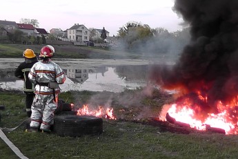 У Луцьку на Великдень пожежникам довелося гасити масовий підпал майже 200 автомобільних шин