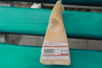 Лучанці продали у «Фуршеті» зіпсований сир, натомість дирекція припускає, що він засмердівся «по дорозі додому»