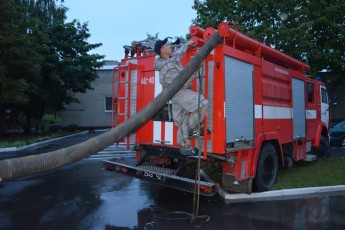 Внаслідок негоди у Луцьку рятувальники евакуювали 45 людей та витягли з води 2 карети швидкої допомоги