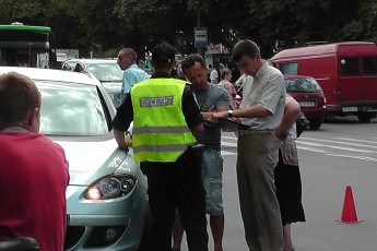 У Луцьку перехожі затримали водія, який збив дитину і, погрожуючи зв'язками в прокуратурі, намагався втекти з місця ДТП