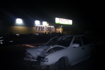 У Луцьку вночі трапилась ДТП: автівка розламала стовп навпіл