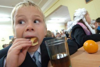 Волинські чиновники обурюються, як один із улюбленців відомства Королевської годує дітей-чорнобильців