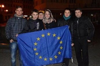 Від Луцька до Донецька: люди у різних куточках України виходять на євромітинги