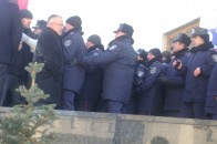 Клімчук став перед мітингувальниками на коліна, від нього вимагають заяву на звільнення ФОТО