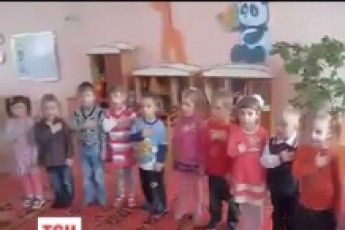 Відео, на якому трирічні малюки співають гімн України, іде на інтернет-рекорд