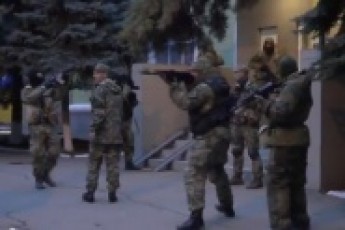 Відео як «зелені чоловічки» влаштували стрілянину у Краматорську