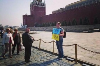Під стінами Кремля москвич влаштував пікет на підтримку України