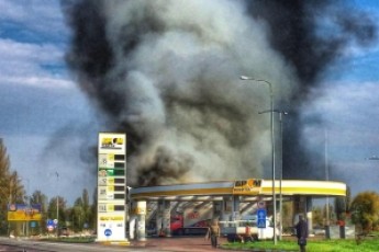 Як вибухнула автозаправка на Київщині. Момент вибуху зафіксований на камеру