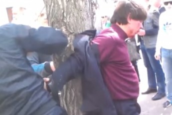 Луганські сепаратисти побили і прив'язали до дерева ведучого мітингу «За єдність України»