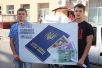 Протести й шарпанина: у Луцьку вимагають закордонний паспорт за 170 гривень ВІДЕО