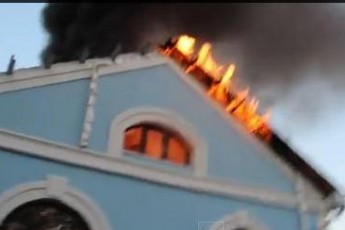 На Донбасі внаслідок попадання снаряду загорівся храм ВІДЕО
