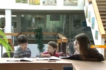 У Луцьку переселенки з Донецька безкоштовно навчають дітей англійської ВІДЕО