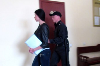 Олену Дьоміну, яка перебувала в розшуку, таки доправили у суд під конвоєм