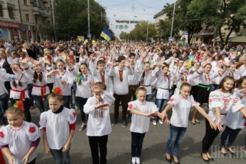 Тисячі українців по всій державі вийшли на паради вишиванок заради миру ВІДЕО