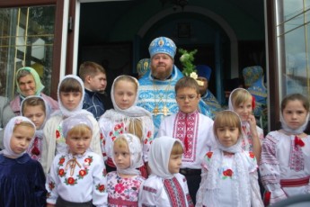Церковники Волині подарували вишиванки дітям бійців АТО ФОТО
