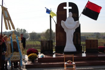 Біля Луцька освятили пам’ятник з поминанням загиблих за Батьківщину ВІДЕО