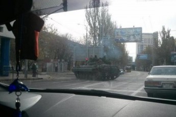 Терористи заблокували танками всі підходи до донецького аеропорту