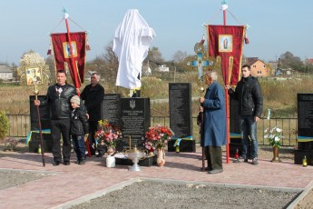 Біля Луцька встановили монумент в пам’ять про 215 жертв війни