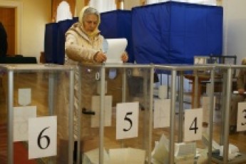 Доленосне голосування в Україні проходить спокійно, а на Донбасі досі не можуть відкрити всі дільниці ВІДЕО