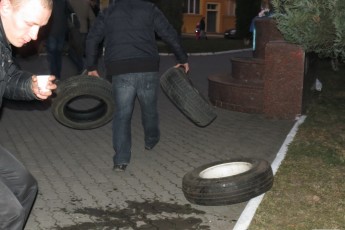 У Луцьку готуються масові заворушення біля ОВК. Учасникам обіцяють по 500 грн.