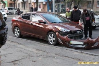 У центрі Луцька потрійна ДТП: «постраждало» елітне авто ФОТО