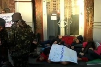 Активісти «закидали трупами» російський магазин у Києві ВІДЕО