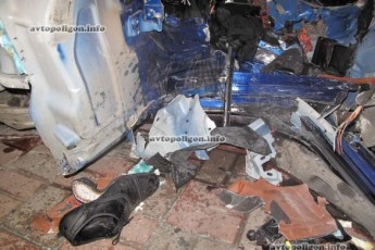 У центрі Києва Maserati розірвало на декілька частин і розкидало по вулиці ФОТО