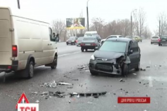 Масштабна аварія у Дніпропетровську: на дорозі розкидало п'ять машин ВІДЕО