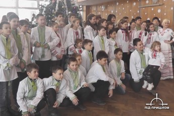 У Луцьку діткам з Луганщини подарували вишиваночки