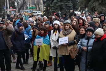 Сотні лучан підтримали всеукраїнську акцію «Je suis Volnovakha» ВІДЕО