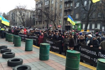 Фінансовий Майдан пікетує НБУ: принесли шини і бочки ФОТО