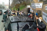 Мітинг під Кабміном: пікетувальники підпалили шини ФОТО