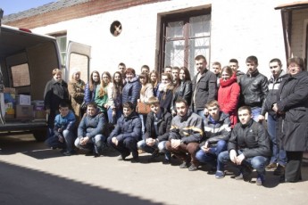 Волинські студенти передали українським бійцям гостинці ВІДЕО