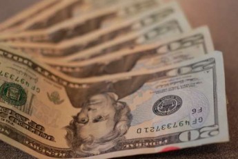 Курс долара на міжбанку підскочив на 1,5 гривні