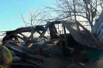 Український танк переїхав авто з бійцями «Азову» ВІДЕО