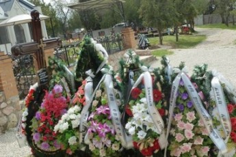 На могилі сина Януковича у Криму з'явилася табличка ФОТО