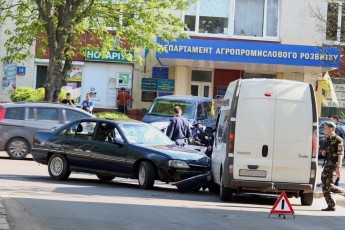 Аварія у Луцьку: легковик «вписався» у мікроавтобус ФОТО